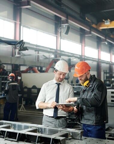 Dos trabajadores en una fábrica